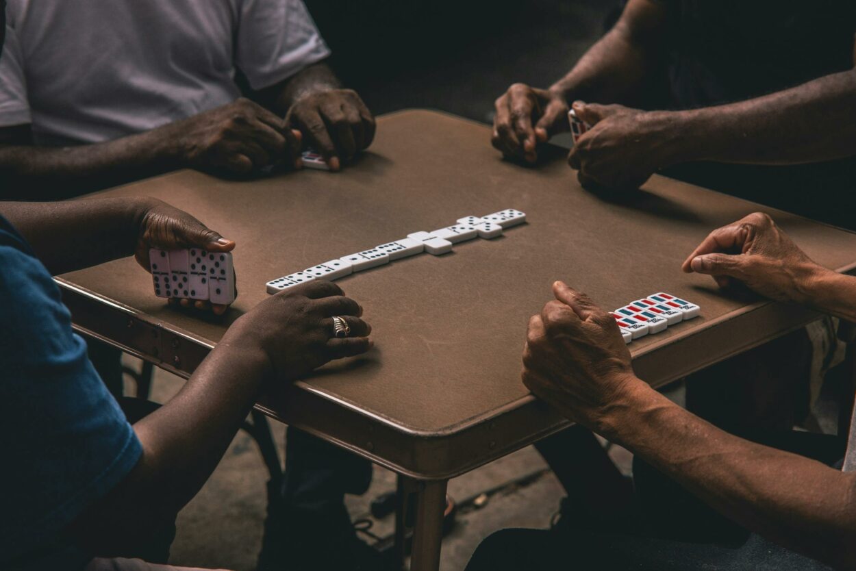 joueurs de dominos