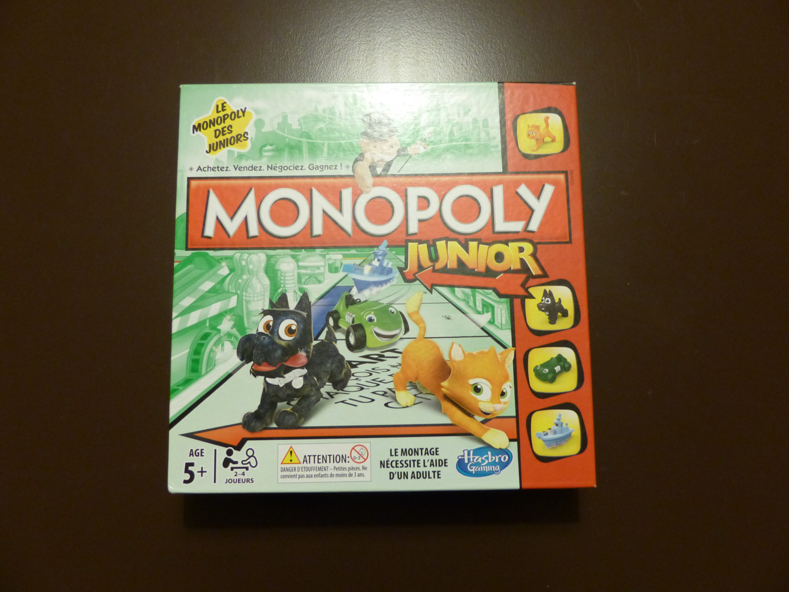 enfants jouant au Monopoly Junior