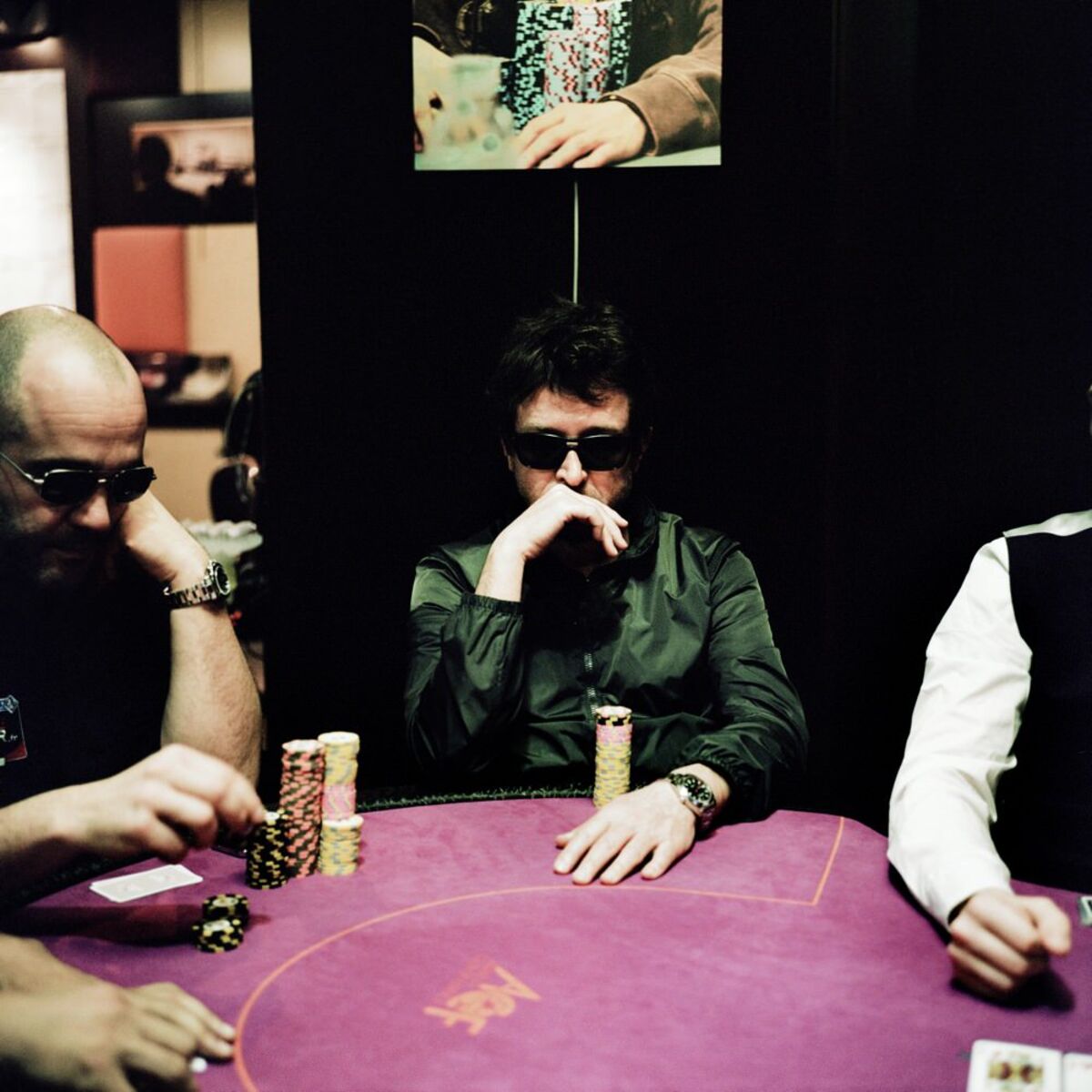 Joueur concentré au poker menteur