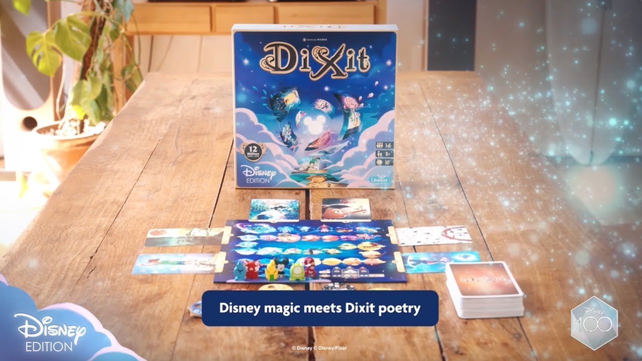 Partie de Dixit Disney avec des joueurs concentrés
